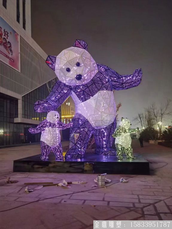 不锈钢灯光熊猫雕塑3
